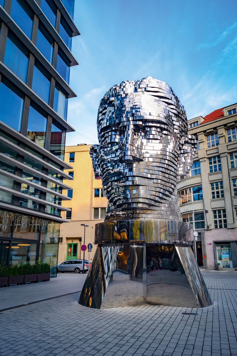 Die elf Meter hohe Kafka-Skulptur von David Černý verfügt über 42 bewegliche Ebenen.