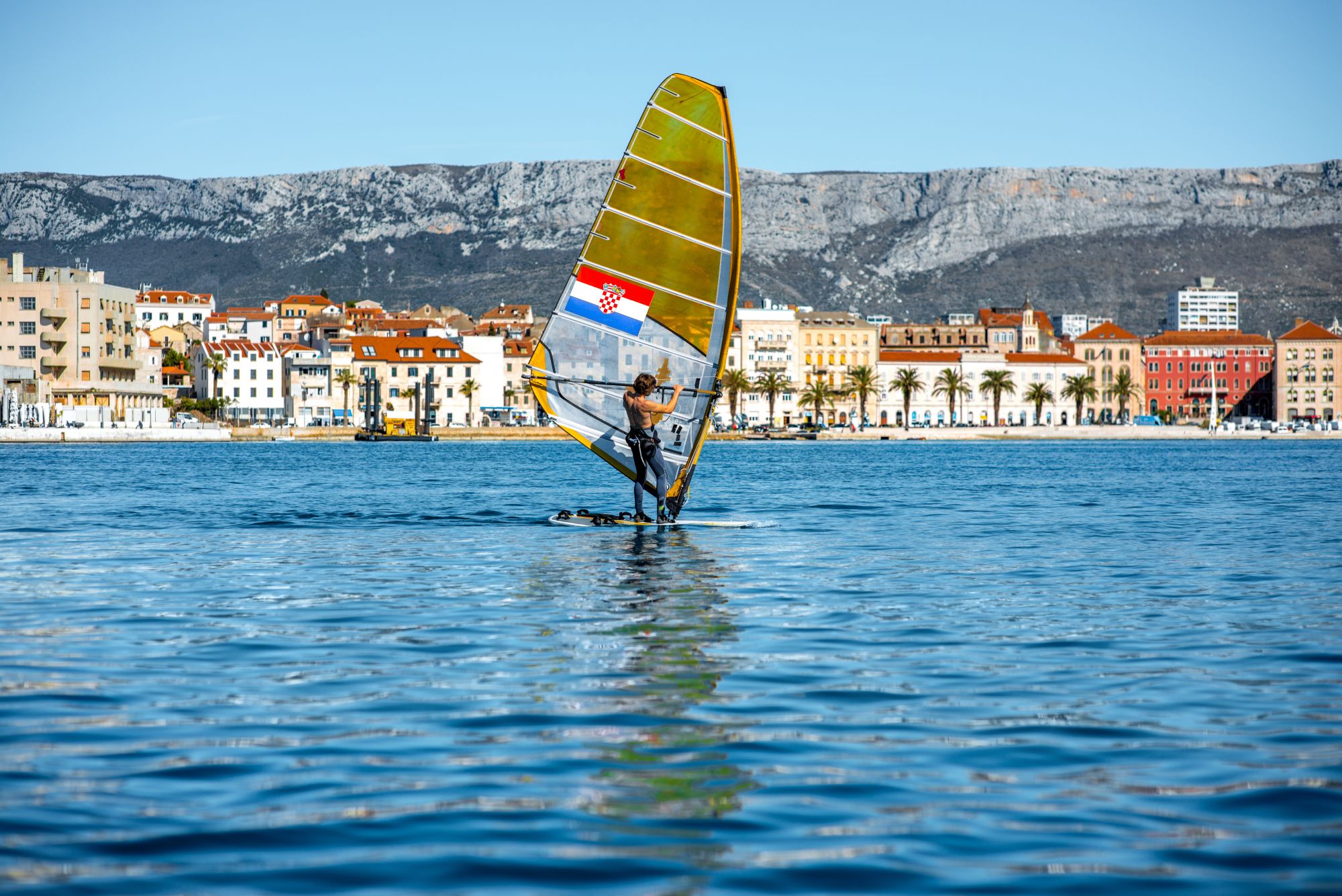 Kroatien ist auch ein Paradies für Surfer - und die Kulisse ist immer großartig, wie hier etwa Split.